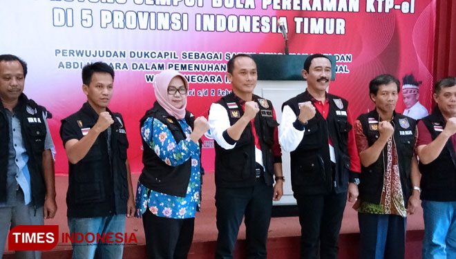 Dirjen Dukcapil Kemendagri, Zudan Arif Fakrulloh saat sesi foto bersama dengan perwakilan tim relawan jemput bola perekaman E-KTP, di Jakarta. (FOTO: Hasbullah/TIMES Indonesia) 