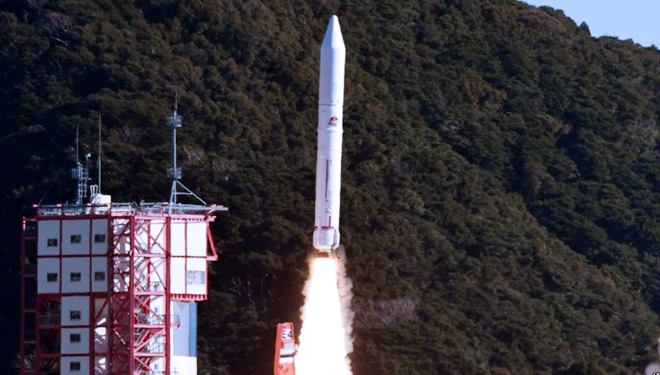 Roket Epsilon-4 diluncurkan dari pusat luar angkasa Uchinoura oleh Badan Eksplorasi Luar Angkasa Jepang (JAXA) di Prefektur Kaghoshima, 18 Januari 2019.