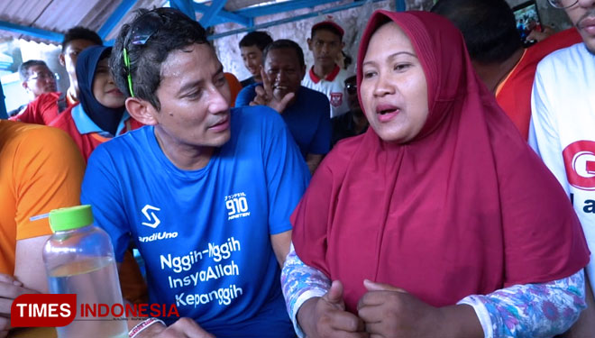 Sandiaga Salahudin Uno saat berlari mengelilingi Jogging Track Masjid Al Akbar Surabaya, sembari mampir di warung ibu winarsih, Surabaya, 20/1/2019(FOTO:Nasrullah/TIMESIndonesia)