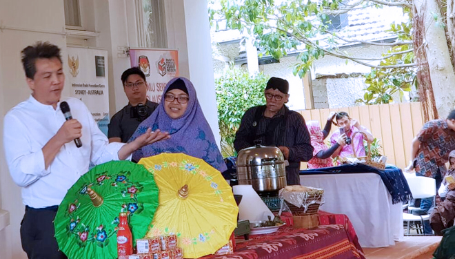 Ketua Asosiasi Restoran Indonesia Sydney David Tjoe melakukan demo masak menandai peluncuran Asosiasi Restoran Indonesia. (foto: riyanto/timesindonesia).