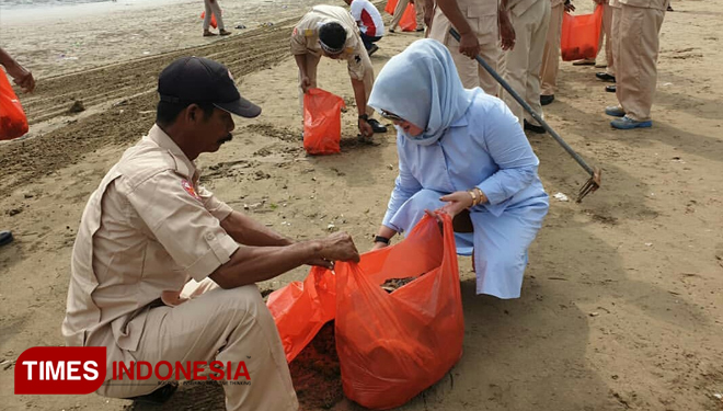 Relawan Prabowo-Sandi (Padi) bersihkan sampah pantai, Arus Bawah Jokowi gelar Jalan gratis Minggu (20/01/2019) (Safuwan/TIMES Indonesia)
