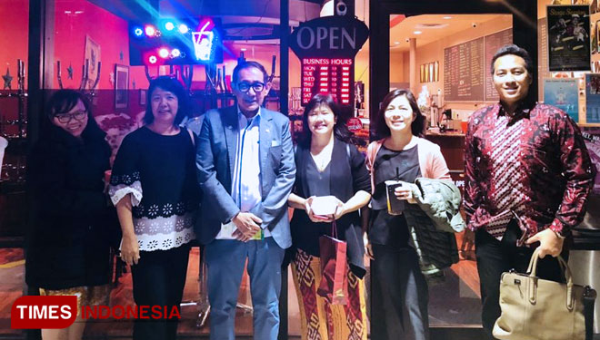 Diaspora Indonesia di Houston, Amerika Serikat (AS) Dr. Asnur Bahar mengasah jiwa wirausahanya dengan membuka warung Padang 'Rendang and Co' di Tulsa, Oklahoma (Foto: Kemenkop dan UKM For TIMES Indonesia)