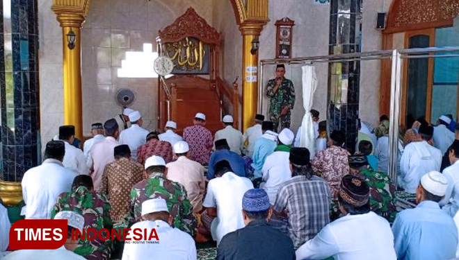 Anggota TNI memberikan Ceramah keagamaan pada Kegiatan Safari Jumat di wilayah Binaannya. (FOTO: AJP/TIMES Indonesia)