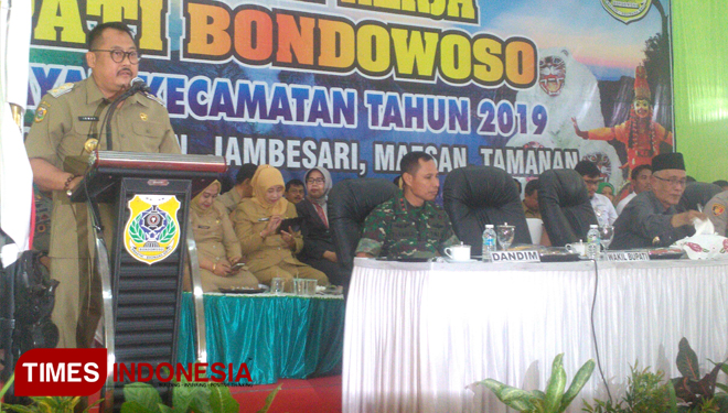 Wakil Bupati Bondowoso Irwan Bachtiar Rahmat saat memberikan arahan dalam acara Kunjungan Kerja ketiga di Aula SMK 4 Pancoran Grujugan (FOTO: Moh Bahri/TIMES Indonesia) 