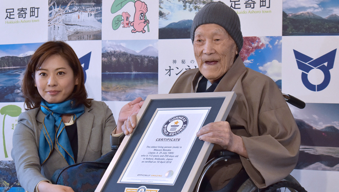 Masazo Nonaka saat menerima sertifikat dari Guinness World Records. (FOTO: Fortune)