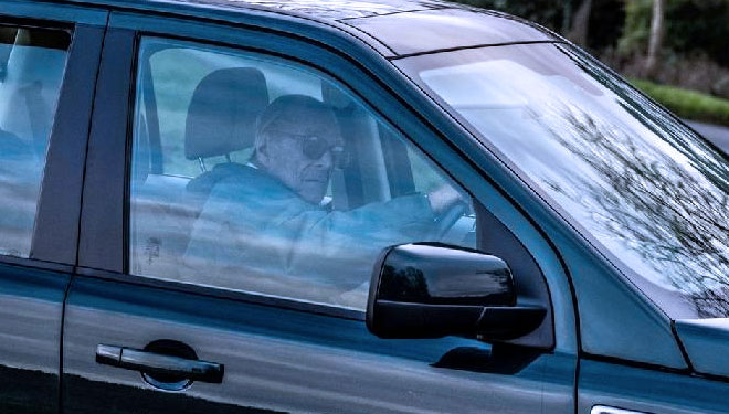 Pangeran Phillip ketahuan mengemudi mobil tanpa menggunakan seat belt. (Foto: Mathew Usher/Albanpix/nytimes.com)