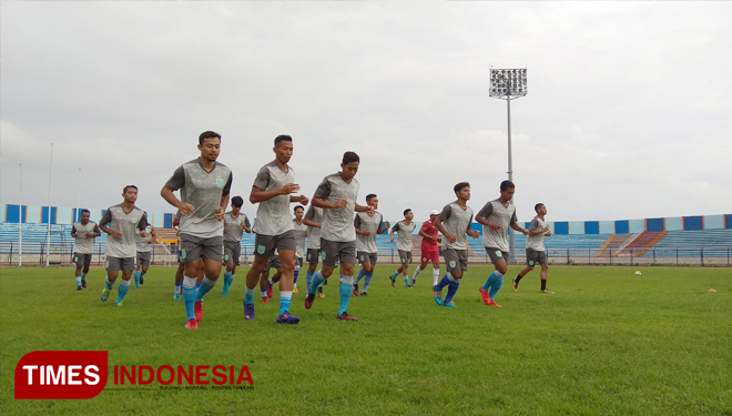 Skuat persela melakukan pemanasan dalam sesi latihan di Stadion Surajaya Lamongan, Senin (21/1/2019). (FOTO: MFA Rohmatillah/TIMES Indonesia)