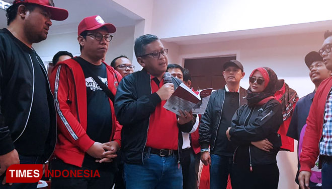 Sekjen PDI Perjuangan Hasto Kristoyanto saat membacakan puisi berjudul 'Negeri Tempe Bukan Negeri Keju' di Jakarta. (Foto: DPP PDIP for TIMES Indonesia).
