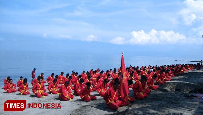 Prosesi pelantikan 315 pendekar Tapak Suci Kabupaten Bondowoso, di Pantai Pasir Putih Situbondo (FOTO: Ai for TIMES Indonesia)