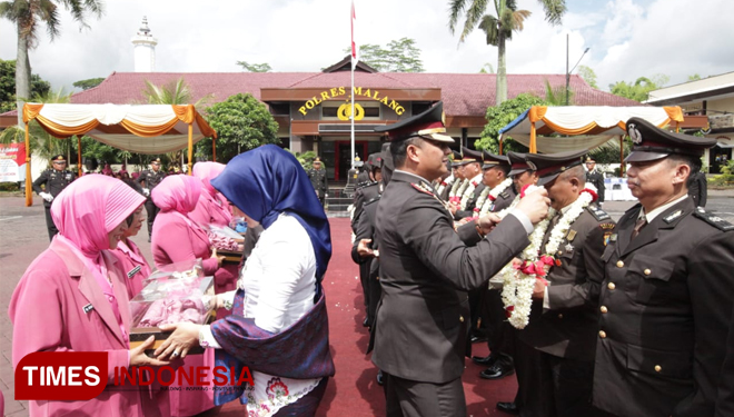 Kapolres Malang AKBP Yade Setiawan Ujung saat mengalungi bunga kepada salah satu anggotanya yang memasuki masa pensiun (Foto : Polres Malang for TIMES Indonesia)