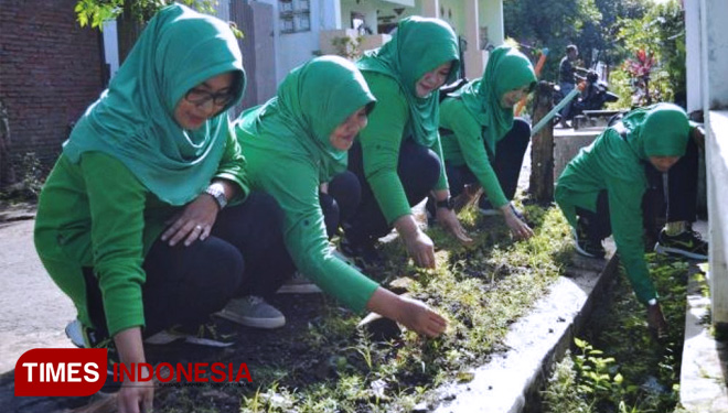 Anggota Persit KCK Cabang XXXII berpartisipasi pada kegiatan Jumat bersih Persit di kampung Seroja. (FOTO: AJP/TIMES Indonesia)