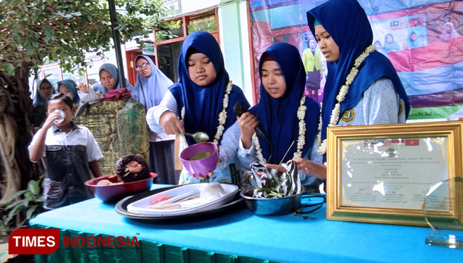 Tiga siswi SMAU Genggong,  Kabupaten Probolinggo, yang menjadi juara 1 di Thailand. (foto2) Buah suwek yang kaya kandungan vitamin dan beras analog yang sudah dalam kemasan.(FOTO: Dicko W/TIMES Indonesia)
