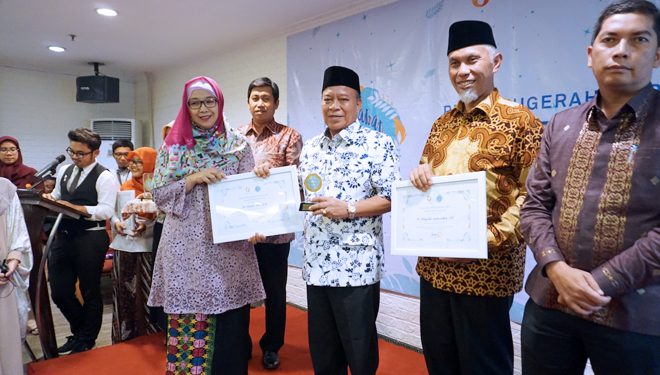 Bupati Lamongan Fadeli (kemeja batik putih) ditetapkan sebagai kepala daerah Sahabat Ramah Anak oleh Yayasan Lentera Anak, (FOTO: Istimewa/TIMES Indonesia)