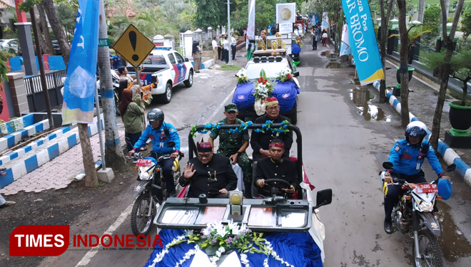Wakil Bupati Probolinggo H.A Timbul Prihanjoko (kiri depan) saat melakukan kirab Adipura ke-9 Kota Kraksaan. (FOTO: Dicko W/TIMES Indonesia)