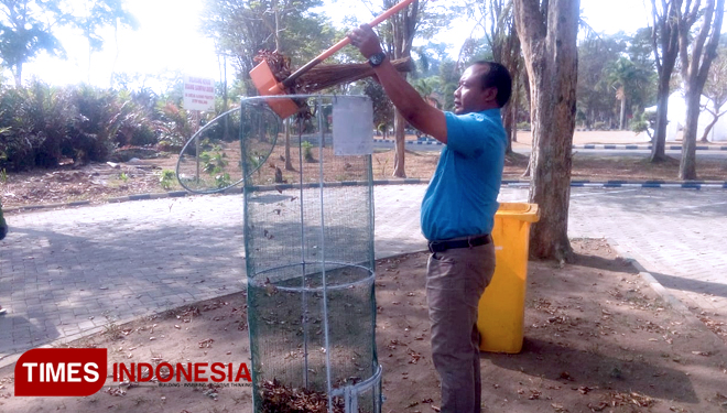 Kepala Sub Bagian SDM dan Tata Usaha Polbangtan Malang, Hari Sudarto memasukkan sampah dedaunan ke tempat sampah khusus yang dinamai Lumbung Biomassa. (FOTO: Humas Polbangtan Malang for TIMES Indonesia)