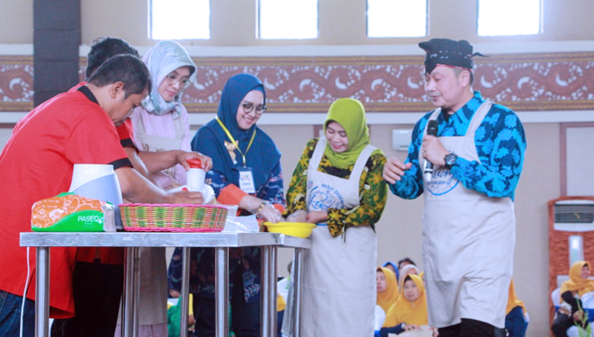 Masak bareng Chef Rudy Choirudin di Islamic Center Kraksaan (FOTO: Kominfo)