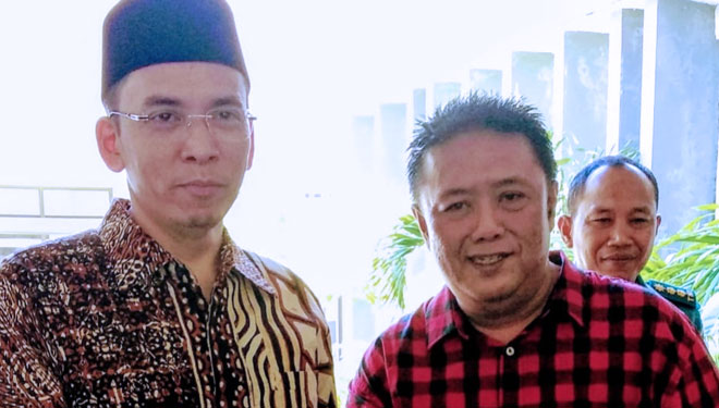 Direktur M16 Bambang Mei Finarwanto (Kanan) bersama TGH Muhammad Zainul Majdi atau yang populer disapa TGB. (FOTO: Istimewa) 