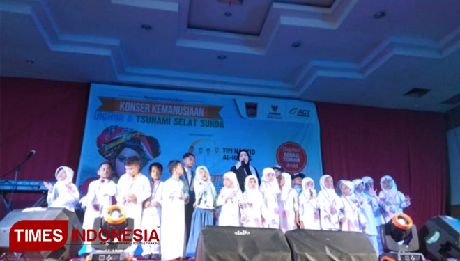 Terkumpul Donasi 1 Miliar, Antusias dan kepedulian warga Padang, Sumatera Barat dalam Konser Kemanusiaan Melly Goeslow. (FOTO: AJP/TIMES Indonesia)