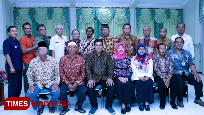 Walikota dan wakil walikota foto bersama dengan delapan pendonor yang mendapat penghargaan. (FOTO: Canda/TIMES Indonesia)