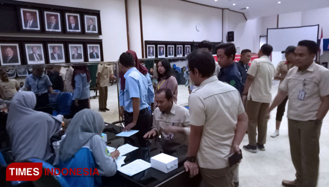 Peserta Donor Darah melakukan registrasi Donor darah di Ruang Mahoni Kantor pusat Pupuk Kaltim, Selasa 22/1/2019 (Foto: Kusnadi/TIMES Indonesia)