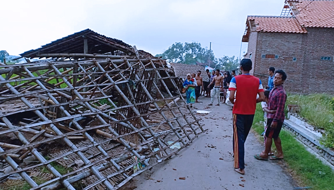 Situasi pemukiman warga yang dihantam angin puting beliung di Desa Pesisir, Kecamatan Gending, Kabupaten Probolinggo. (FOTO: Istimewa)