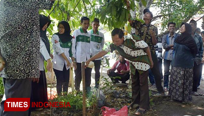 Salah satu bentuk kegiatan Bakti Desa AMPIBI UNIPMA yang telah dilaksanakan pada tahun 2018 lalu berupa penyemprotan bakteri untuk proses komposting. (FOTO: Rahmad for TIMESI Indonesia)