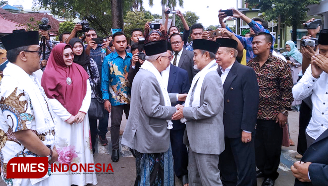 KH Ma’ruf Amin Dan KH. Hasan Abdullah Sahal bersalaman saat akan meninggalkan Pondok Modern Darussalam Gontor. (FOTO : Endra Dwiono/TIMES Indonesia)