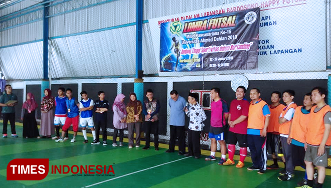 Direktur Pascasarjana UAD, Prof Dr Achmad Mursyidi M.Sc.,Apt saat membuka kompetisi futsal di Lapangan Bardosono Jalan Dr Soempomo, Janturan, Yogyakarta, Selasa (22/01/2019). (FOTO: Subkhan Aziz UAD For TIMES Indonesia)