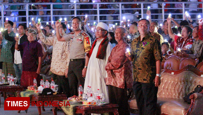 Kapolres Ngawi dan tokoh lintas agama dalam perayaan Natal di GOR Bung Hatta. (FOTO: Ardian Febri/TIMES Indonesia)