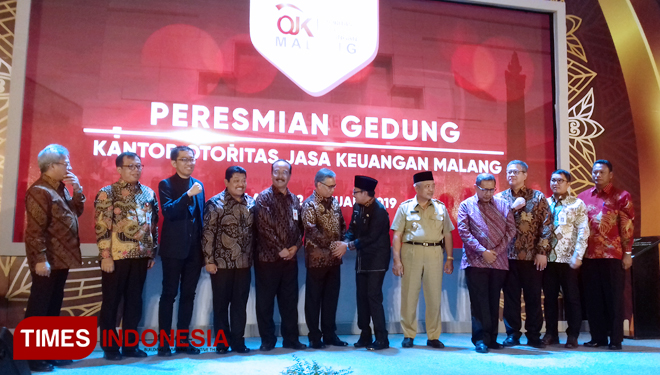 Wakikota Malang Sutiaji bersalaman dengan ketua OJK pusat Wimboh Santoso. (FOTO: Nur Aini/TIMES Indonesia)