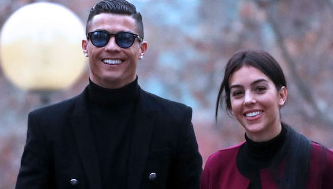 Cristiano Ronaldo bersama kekasihnya, Georgina Rodriguez, usai menghadiri pengadilan penggelapan pajak di Madrid. (FOTO :REUTERS)