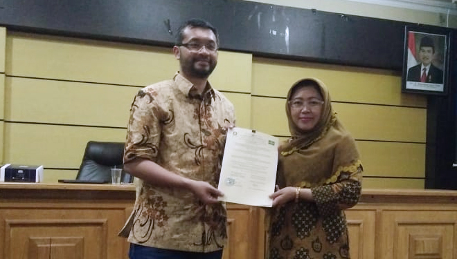 Dekan Fakultas Saintek UIN Sunan Ampel Surabaya, Dr Eni Purwati, usai penandatanganan nota kemitraan antara FST UINSA dengan PCI NU Jerman, yang diwakili Prof Hendro, sebagai Mustasyar PCI NU Jerman, Rabu (23/1/2019). (FOTO: Istimewa)