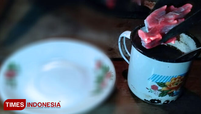 Arang yang membara di masukkan ke kopi (Foto: Bella Puspa/TIMES Indonesia)