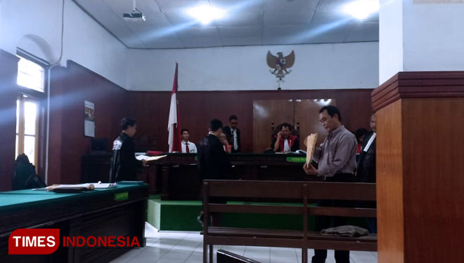 Puguh saat menjadi saksi di Pengadilan Negeri Sidoarjo (Foto: Rudy/TIMES Indonesia)