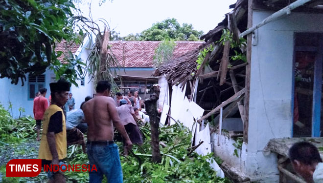 Warga membantu melakukan pembersihan rumah yang rusak akibat angin puting beliung. (FOTO: BPBD Kabupaten Probolinggo for TIMES Indonesia)