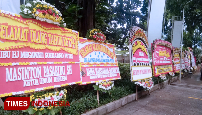 Puluhan karangan bunga ucapan hari ulang tahun ke-72 Megawati Seokarnoputri, di Halaman Hotel Grand Sahid, Jakarta. (FOTO: Hasbullah/TIMES Indonesia)