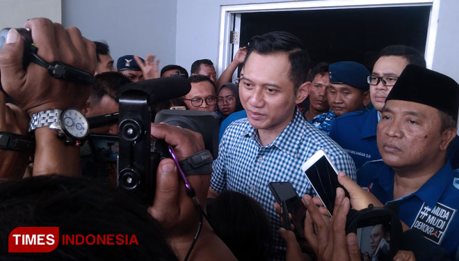 Komandan Kogasma Agus Harimurti Yudhoyono (AHY) saat sesi wawancara bersama wartawan di Kabupaten Gresik, Jawa Timur (Foto: Akmal/TIMES Indonesia)