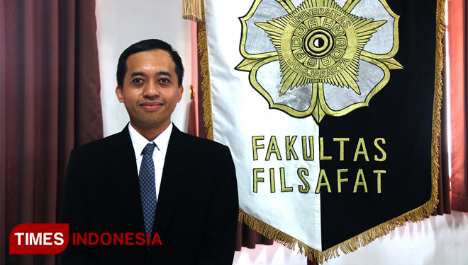 Hastangka, S. Fil., M.Phil., ketika memaparkan hasil penelitian disertasinya pada ujian terbuka promosi doktor di Fakultas Filsafata UGM, Kamis (24/1/2019). (FOTO: Humas UGM/TIMES Indonesia)