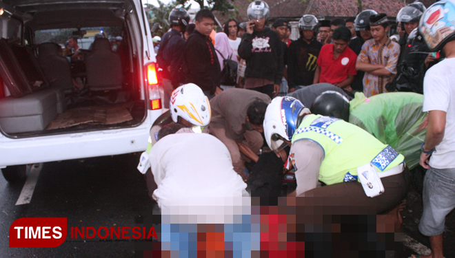 Petugas saat melakukan evakuasi terhadap korban kecelakaan. (FOTO: Erwin Wahyudi/TIMES Indonesia)