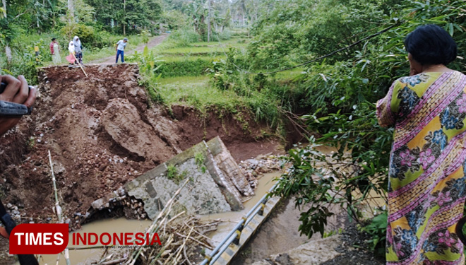 Jembatan Penghubung Dua Dusun Di Kabupaten Malang Ambrol Times Indonesia 