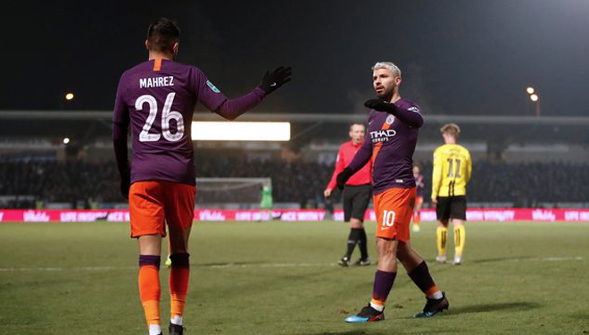 Sergio Aguero mencetak satu-satunya gol kemenangan Manchester City ke gawang Burton Albion pada leg kedua Piala Liga Inggris 2018/2019. (FOTO: Reuters/Carl Recine)