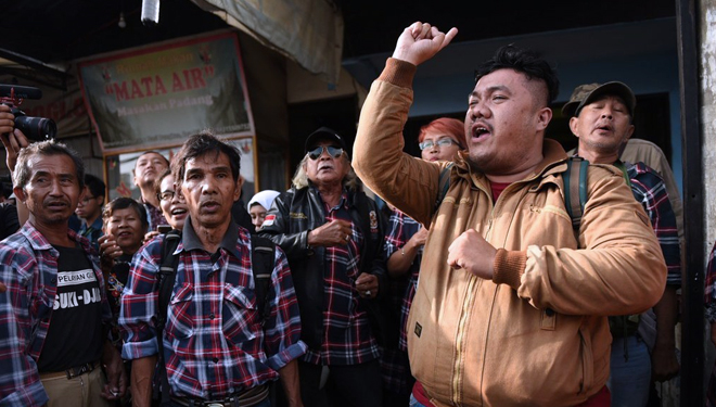 Belasan pendukung Basuki Tjahaja Purnama atau Ahok berorasi di depan Mako Brimob Kelapa Dua, Depok, Jawa Barat, Kamis (24/1/2019). (FOTO: tirto.id/Andrey Gromico)