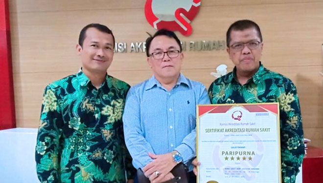 Penyerahan sertifikat akreditasi dari komite akreditasi rumah sakit kepada direktur RSU AISYIYAH PONOROGO, dr.  H.  Wegig Widjanarko, MMR ( kanan). (Foto: Istimewa)