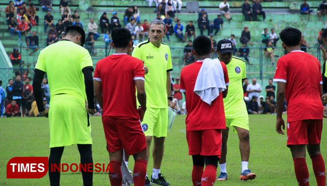 Skuat Arema FC menjalani latihan jelang pertandingan melawan Persita. (FOTO: Tria Adha/TIMES Indonesia)