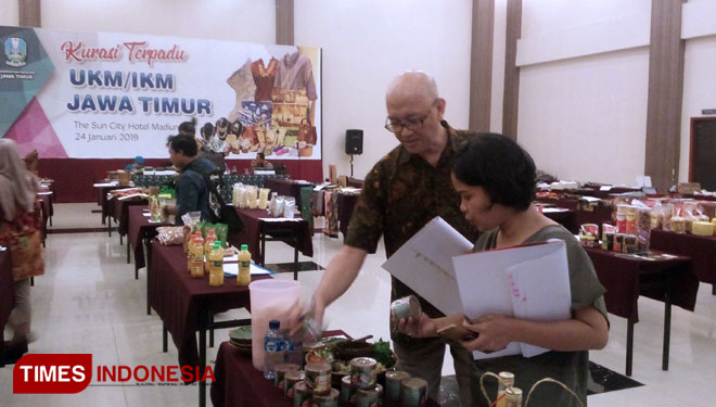 Tim juri melakukan penilaian produk peserta UKM.(Foto: Pamula Yohar. C/TIMES Indonesia)