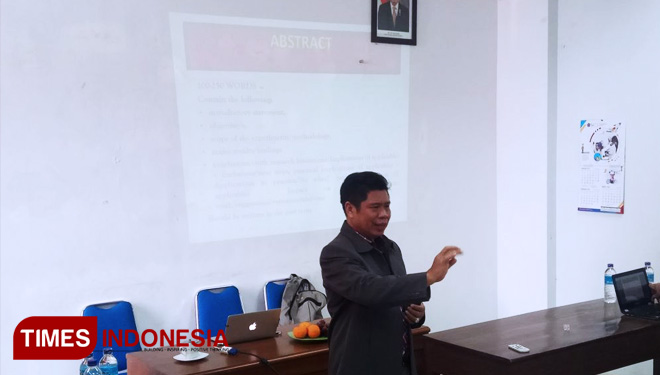 Ismi Rajiani memaparkan materi di hadapan Dosen FEB UMG, Jumat, (25/1/2019). (FOTO: Humas UMG - Abdurrahman Faris/AJP TIMES Indonesia)