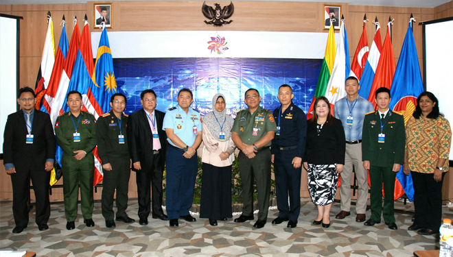 Marsma TNI Adityawarman bersama sejumlah delegasi negara-negara ASEN. (FOTO:Kemenhan)