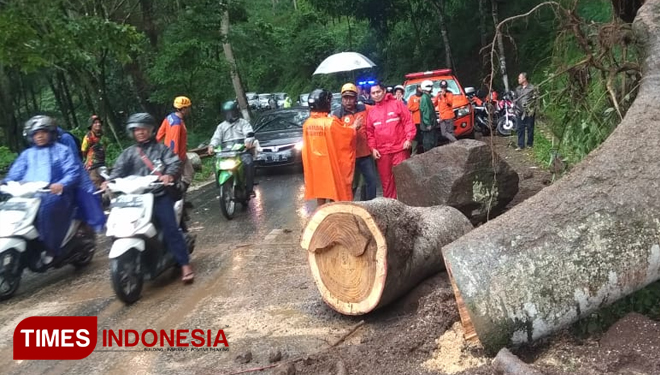 BPBD Kota Batu Berhasil Membuka Jalan kawasan Payung Songgoriti