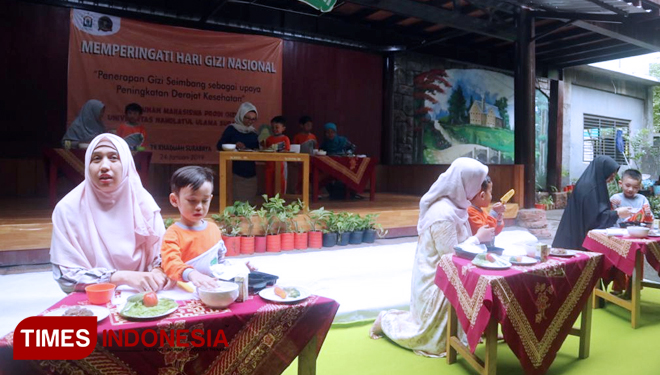 Keseruan ibu dan anak di TK Khadijah Surabaya saat mengikuti fun cooking yang digelar oleh mahasiswa Prodi Gizi Unusa, Kamis (24/1/2019). (FOTO: Lely Yuana/TIMES Indonesia)