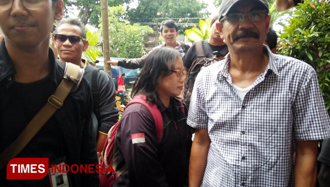 AA Sagung Mas Prihatini (tengah, berjaket dan tas merah), saat mengikuti aksi menolak remisi pembunuh suamianya, di Kantor Kemenkumham Provinsi Bali, Jumat (25/1/2019). (FOTO: Khadafi/TIMES Indonesia)
